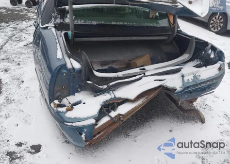 2003 Lincoln Town Car Signature z USA, uszkodzony, nr VIN 1LNHM82W83Y635511